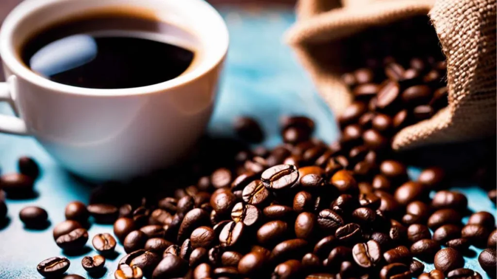 café noir avec grains fraîchement moulus 